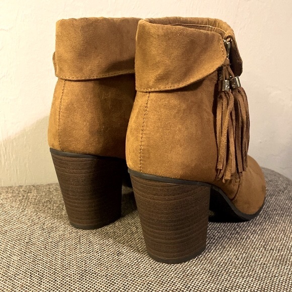 LC Lauren tan suede ankle booties with tassel, size 8 1/2M. - Picture 3 of 11